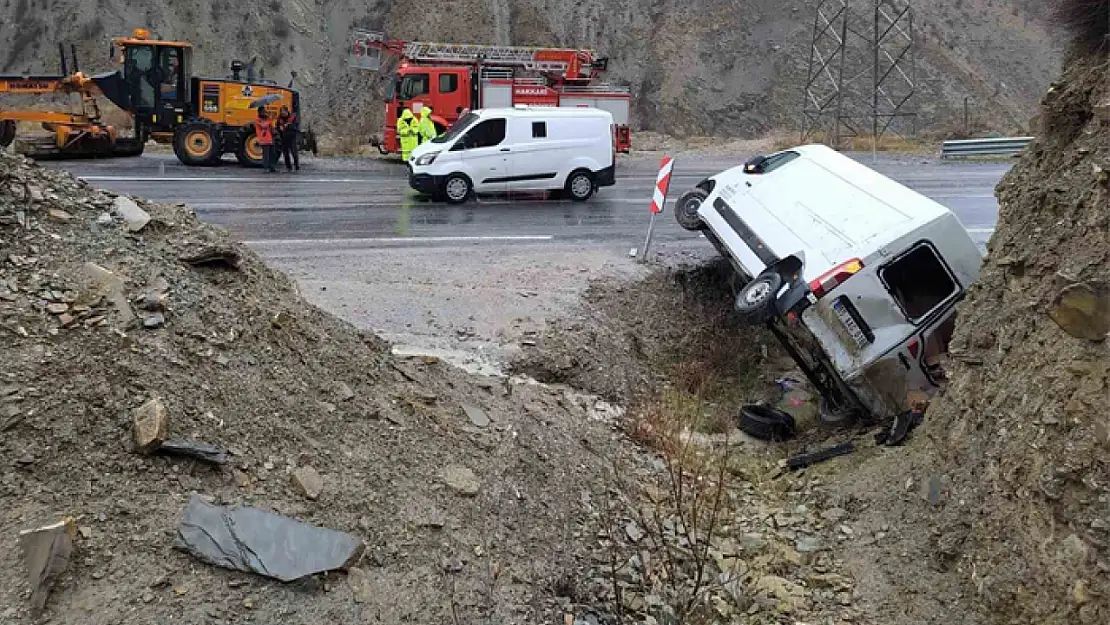 Van-Hakkari karayolunda kaza! Minibüs takla attı