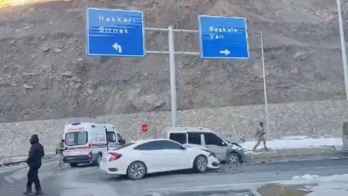 Van-Hakkari yolunda trafik kazası! Yaralılar var...