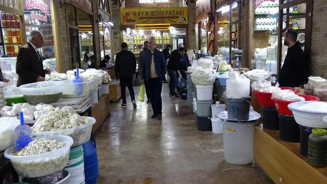 Van'ın tescilli lezzeti taze otlu peynir raflardaki yerini aldı