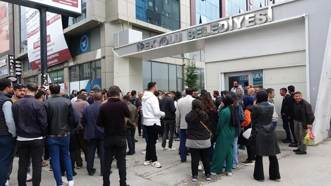 Van İpekyolu Belediyesinin 185 işçinin işine son vermesi protesto edildi