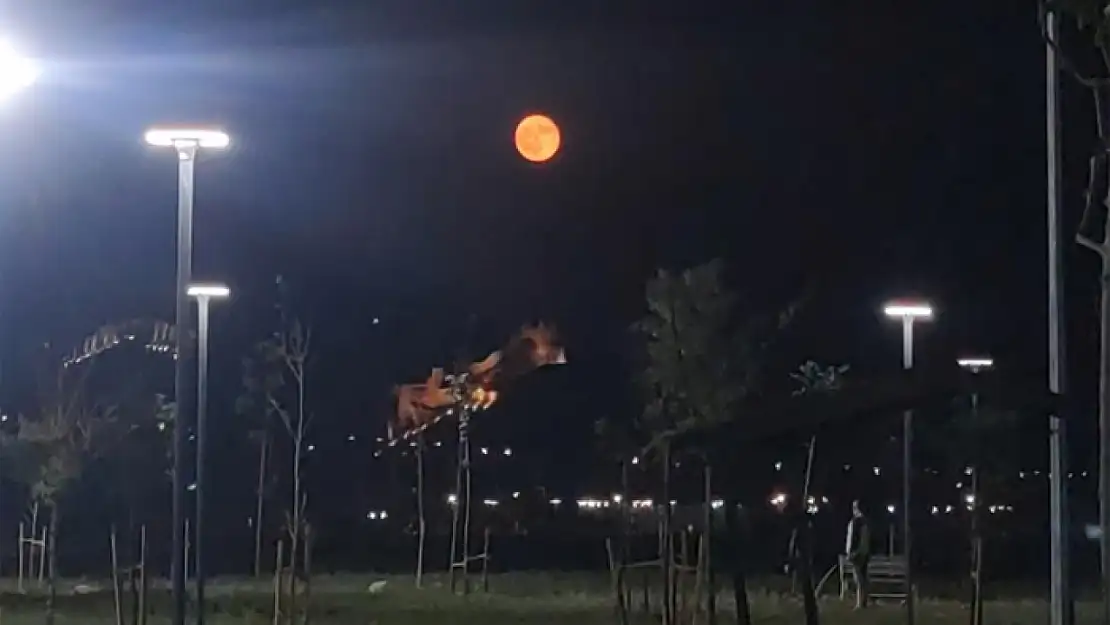 Van Kalesi dolunayda manzarası ile hayran bıraktı