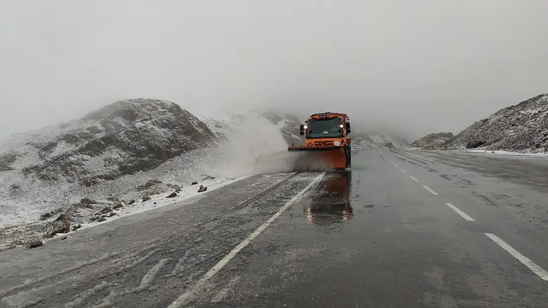 Van Karabet Geçidi'nde karla mücadele çalışması