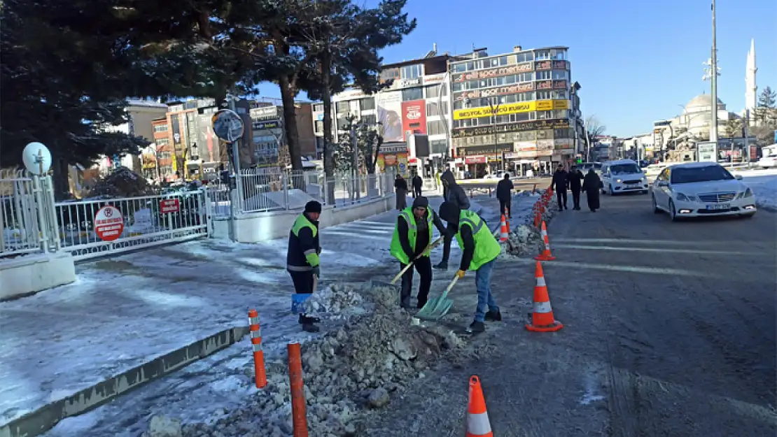 Van şehir merkezinde kar temizleme çalışması