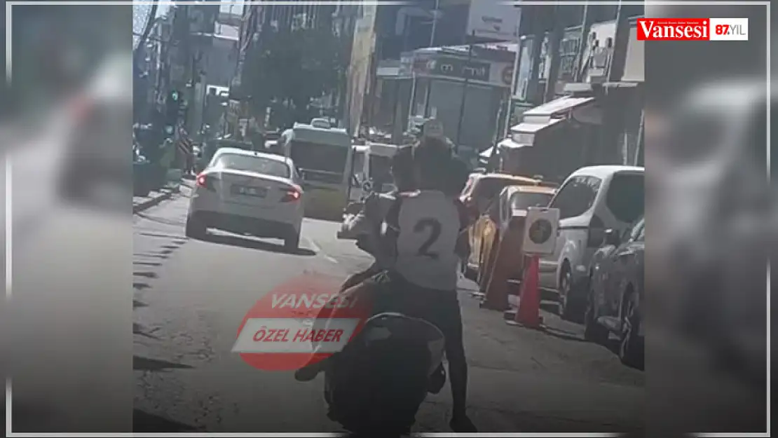 Van trafiğinde tehlikeli anlar! Ehliyetsiz, korumasız trafiğe çıktılar...