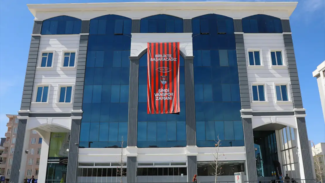 Van TSO binasına Vanspor bayrağı astı