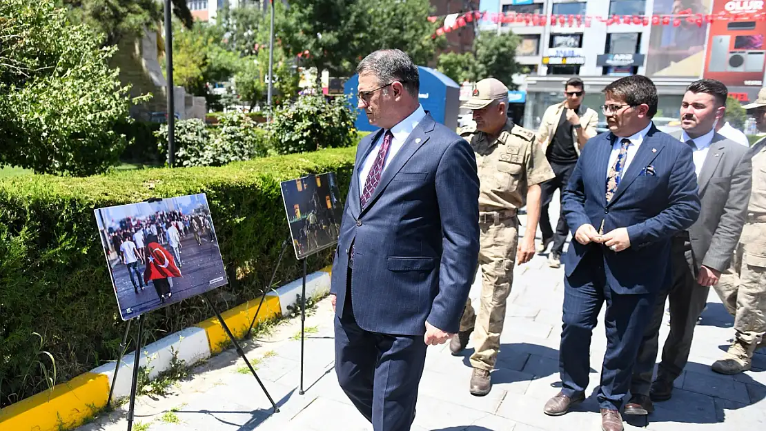 Van Valisi Balcı, 15 Temmuz sergisini ziyaret etti