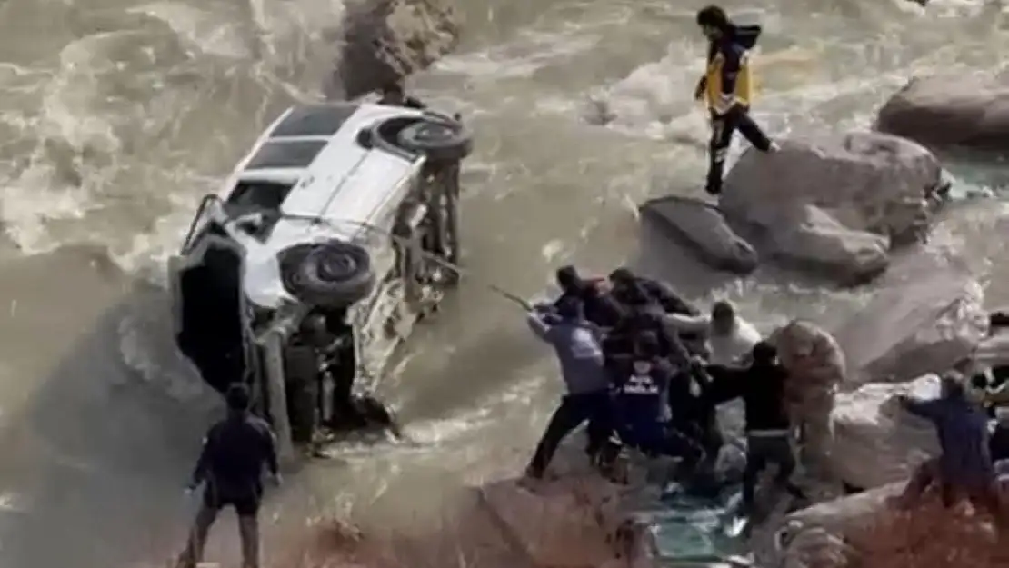 Van-Yüksekova yolunda araç dereye uçtu! 1 kişi yaralanırken 1 kişi kayboldu
