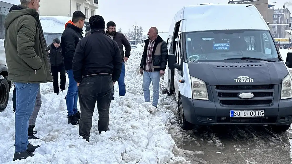 Van-Yüksekova yolunda minibüsün üzerine kaya düştü! Yolcular ölümden döndü…