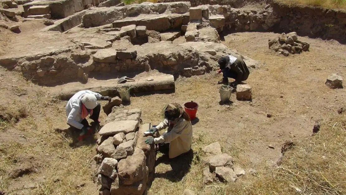 Van YYÜ Öncülüğünde Yürütülen Çalışmalar Sunucu 5 bin yıllık yerleşime ulaşıldı