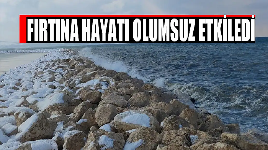 Van'da fırtına Van Gölü'nü coşturdu