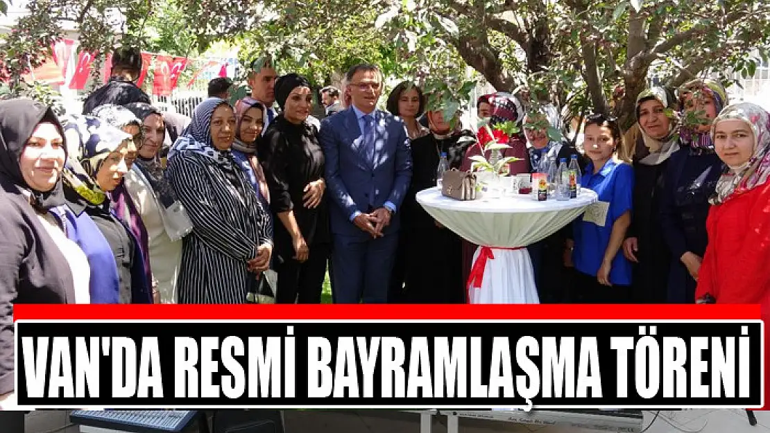 Van'da resmi bayramlaşma töreni