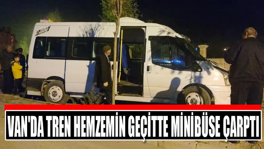 Van'da tren hemzemin geçitte minibüse çarptı