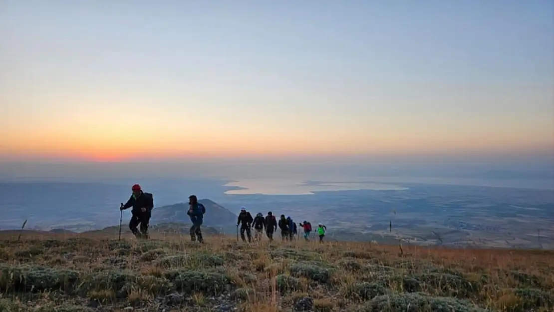 Vangölü Aktivistleri Süphan Dağı'na tırmandı