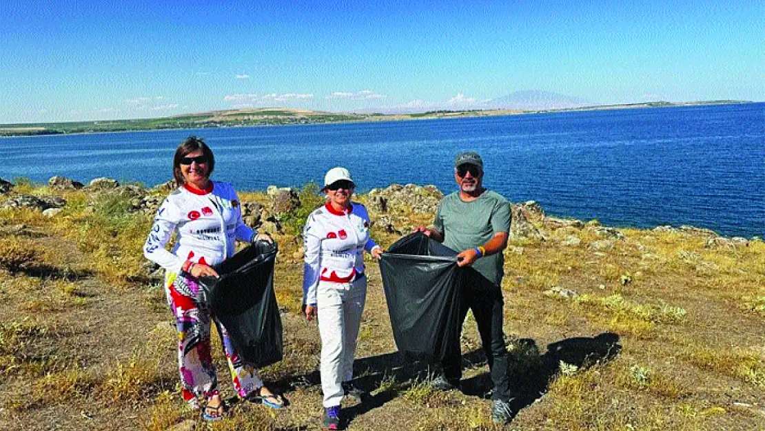 Vangölü Aktivistleri Tatvan sahilinde çöp topladı