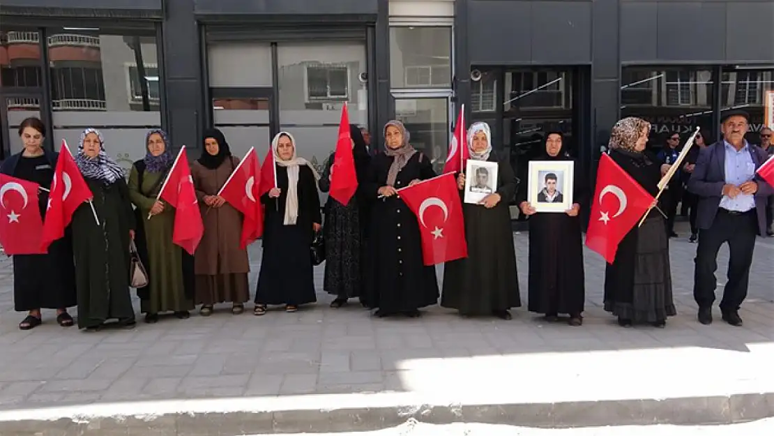 Vanlı aileler evlat nöbetini sürdürüyor