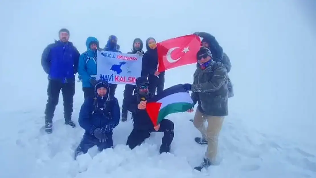 Vanlı aktivistler Esruk Dağı'na tırmandı