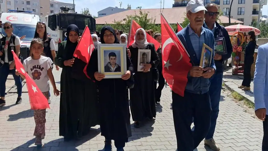 Vanlı anneler evlatlarını bekliyor