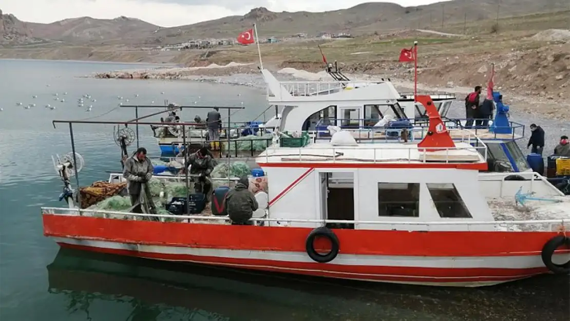 Vanlı balıkçılar yarın göle ağlarını atacak