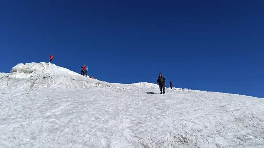 Vanlı dağcılar 11 günde 3 zirve yaptı!