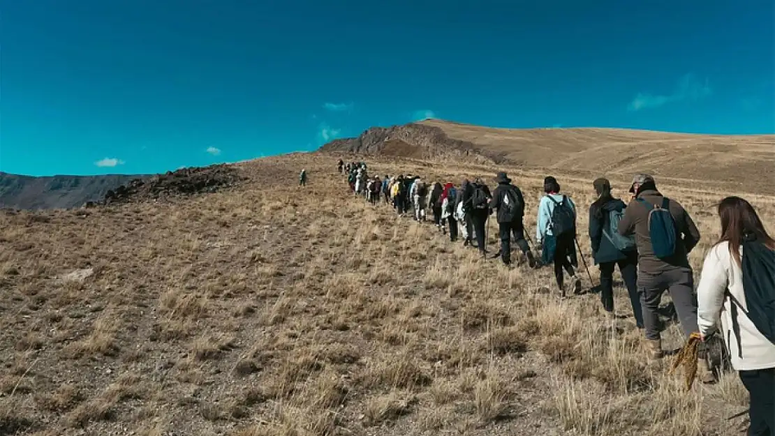 Vanlı dağcılar Nemrut Krater Gölü'nde buluştu