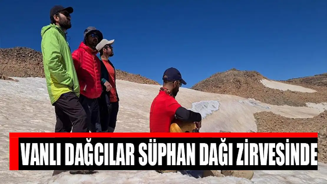 Vanlı dağcılar Süphan Dağı zirvesinde