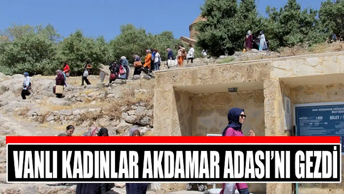 Vanlı kadınlar Akdamar Adası'nı gezdi