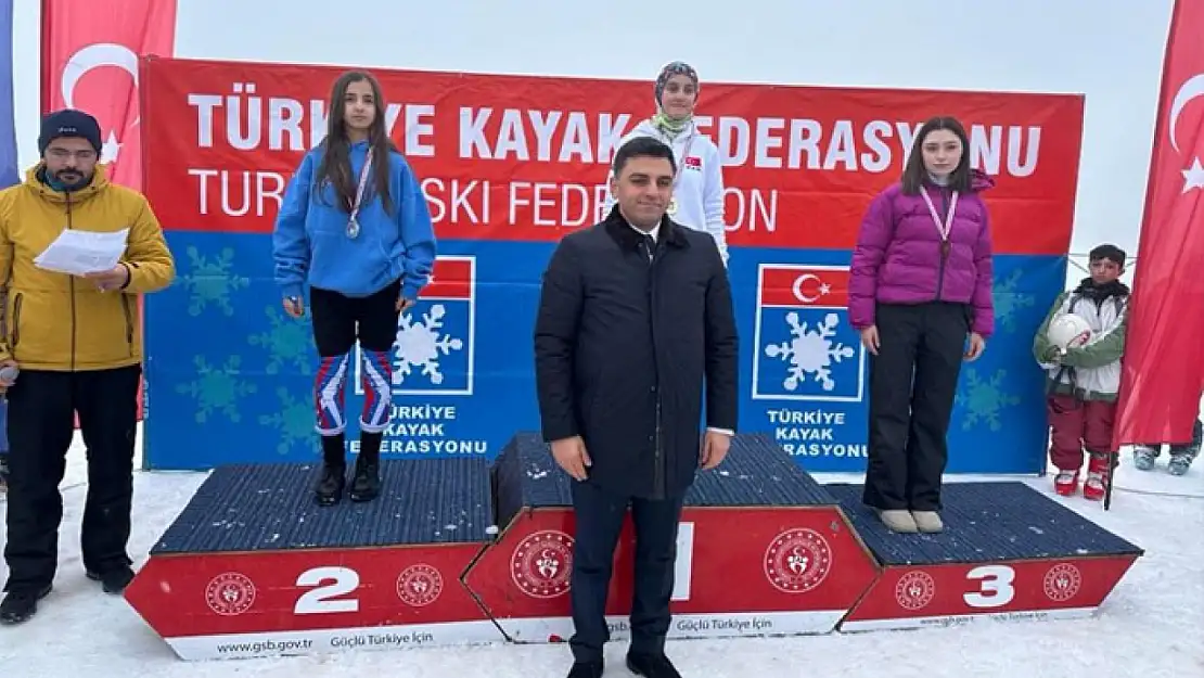 Vanlı kayakçılar 3 madalyayla döndü