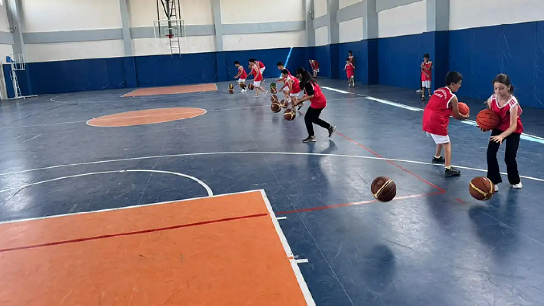 Vanlı minikler basketbol ile yaz tatillerini değerlendiriyor