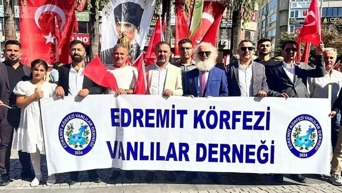 Vanlılar Balıkesir Edremit'in kurtuluş gününde yürüdü 