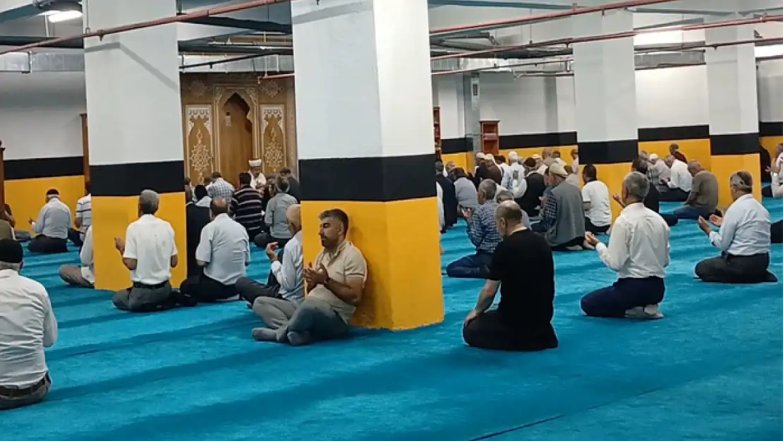 Vanlılar ibadet için serin camileri tercih ediyor