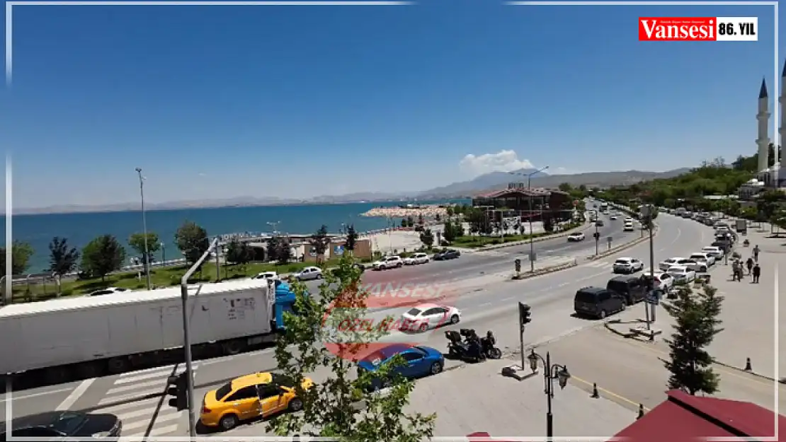 Vanlılar sıcak havanın tadını Edremit'te çıkarıyor