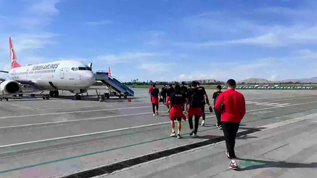 Vanspor kafilesi uçakla Elazığ'a gitti