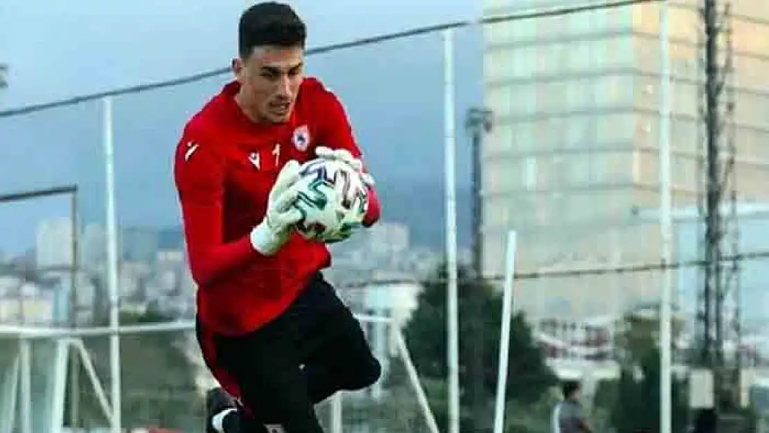 Vanspor'un eski kalecisi takımında kaldı