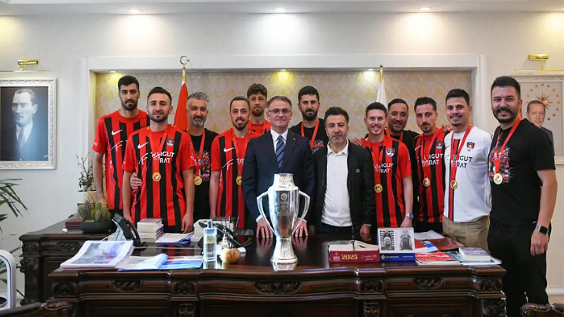 Vanspor'un kupası Vali Balcı'nın masasında