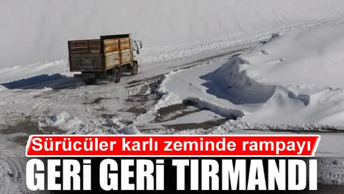 Sürücüler karlı zeminde rampayı geri geri tırmandı