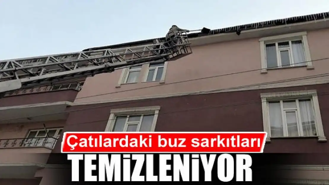 Çatılardaki buz sarkıtları temizleniyor