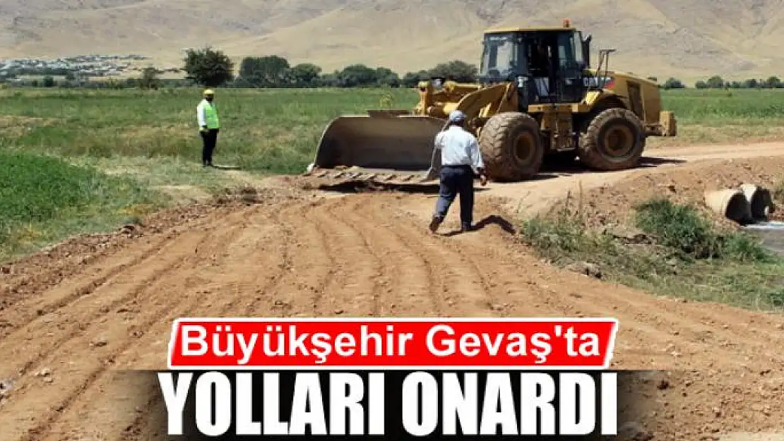 Büyükşehir Gevaş'ta yolları onardı