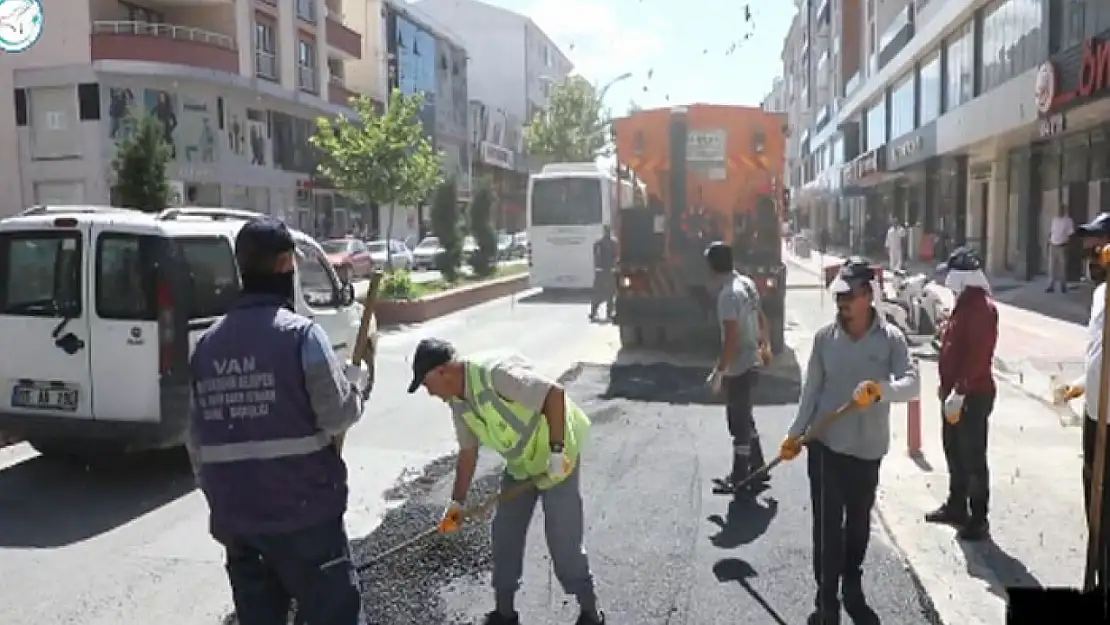 Vanyolu Caddesinde sıcak asfalt yama çalışmaları başladı