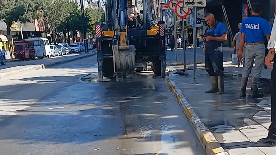VASKİ, Cumhuriyet Caddesi'ndeki su arızasını giderdi