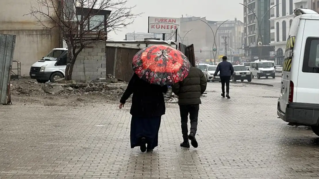 Vatandaş şaşkın! Önce kar yağdı sonra yağmur 