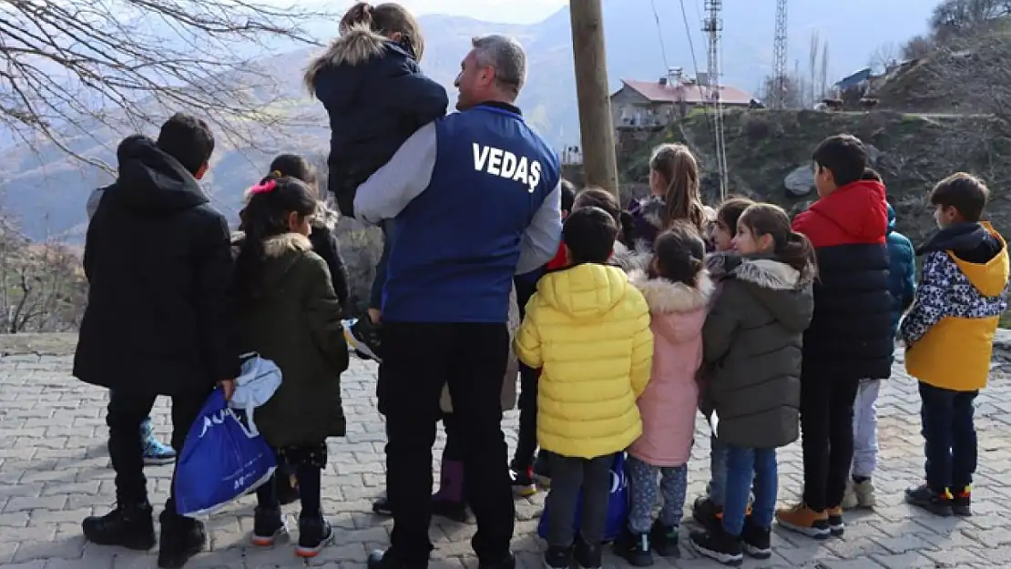 VEDAŞ'tan öğrencilere kışlık hediye