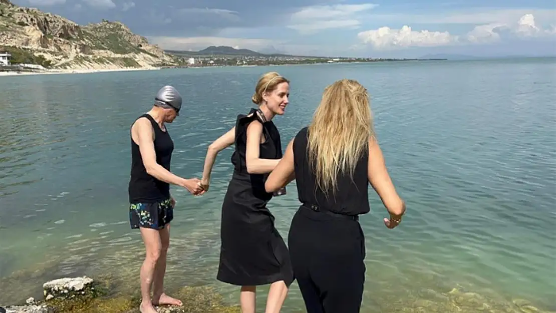 Wilma Elles ve Tuğba Özay Van Gölü'ne girdi