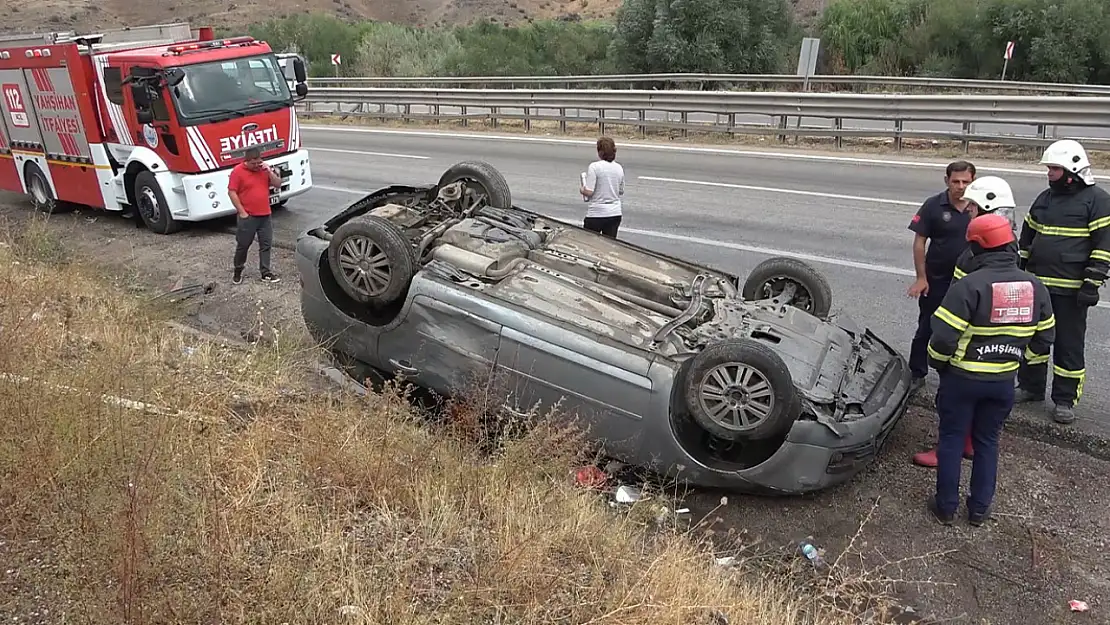 Yağmur sebebiyle kayganlaşan yolda otomobil takla attı: 3 yaralı