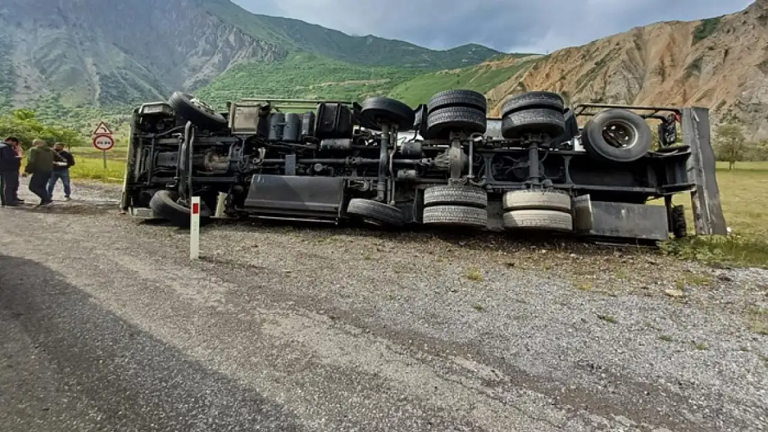 Yakıt tankeri yan yattı