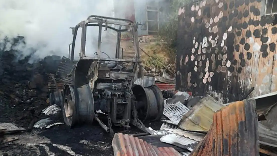 Yanan traktör kullanılmaz hale geldi
