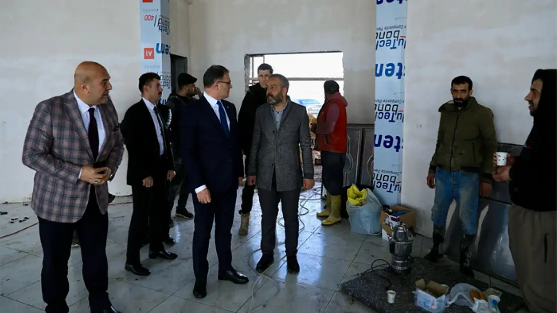 Yaşar Kemal Parkı'ndaki kafenin yapımı sürüyor