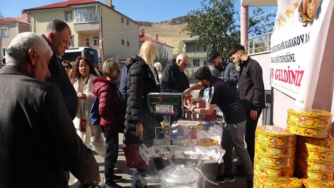 Yerli turistler Van balına hayran kaldı