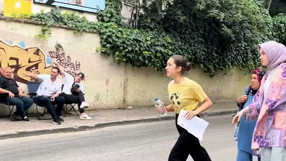YKS'de dakikalarla yarış film sahnesini aratmadı 1 dakika kala böyle yetişti