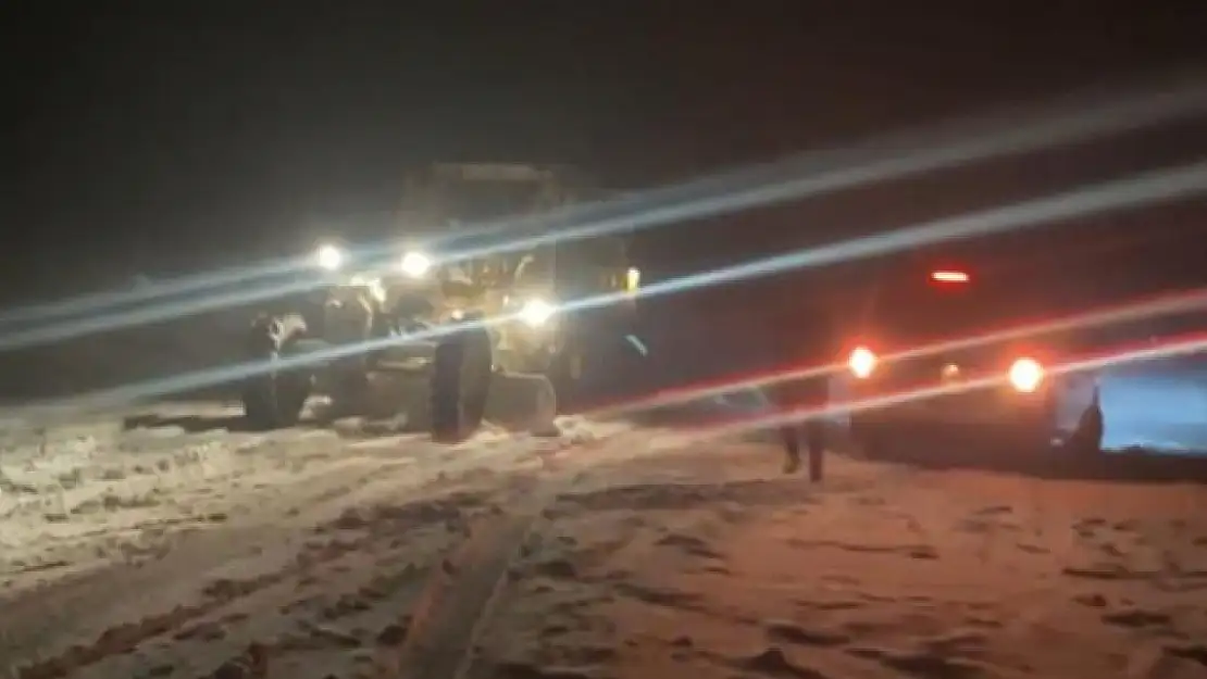 Yoğun kar yağışı nedeniyle araçlar mahsur kaldı