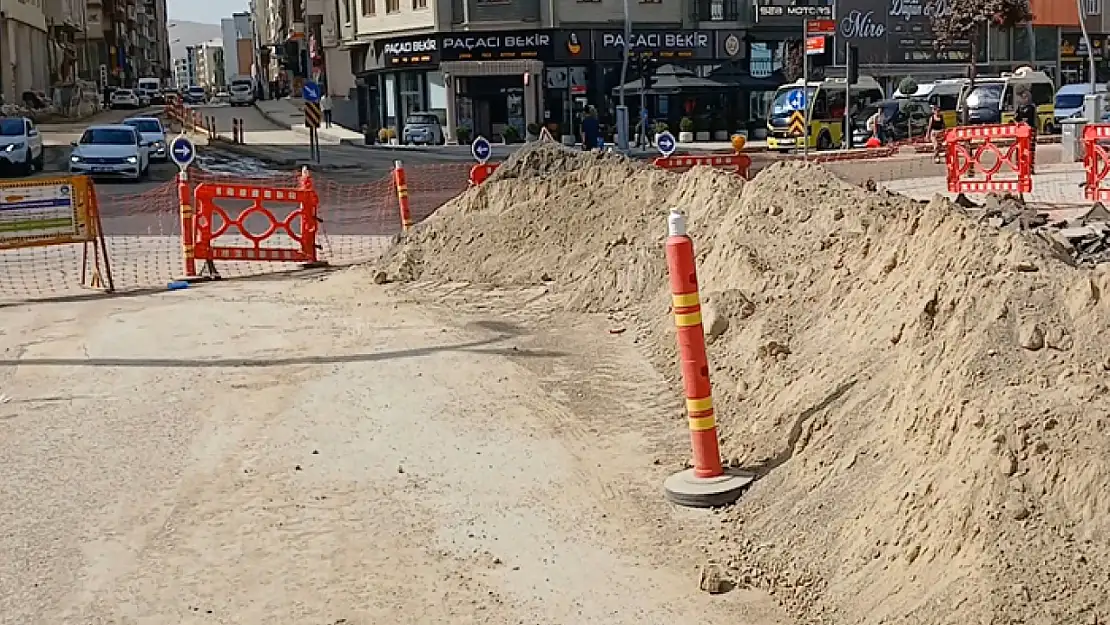 Yol çalışmaları ağır aksak ilerliyor